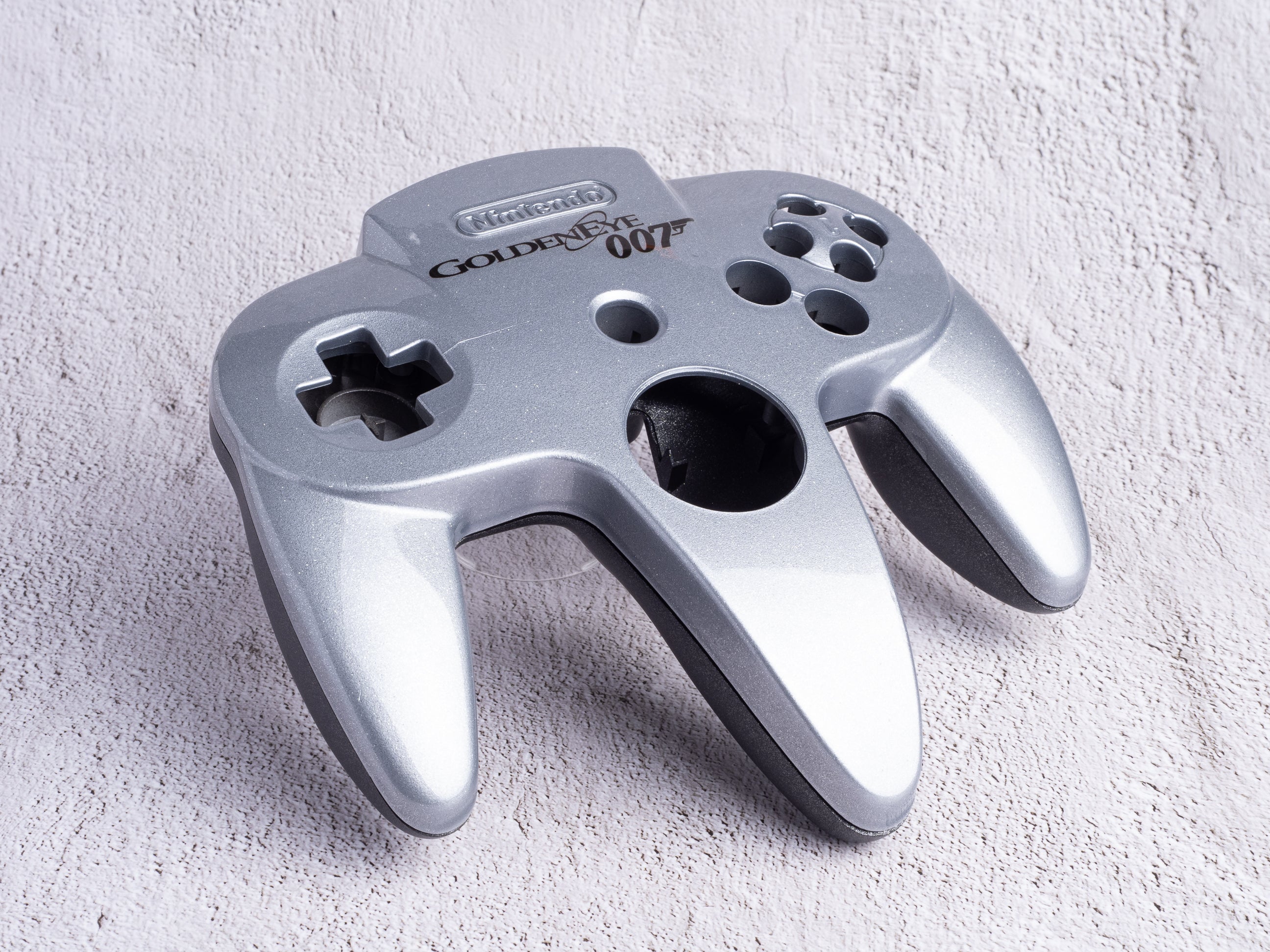 GoldenEye - Custom Painted Nintendo 64 Controller Shells